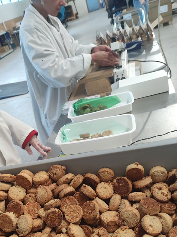 Conditionnement solidaire des biscuits Vanig & Délices avec l’ESAT du Val de Drôme